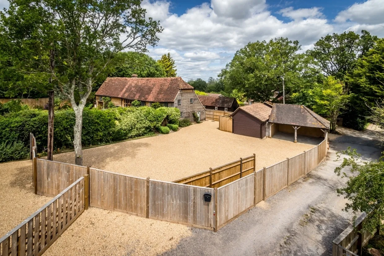 Billingshurst RH14 photo 1