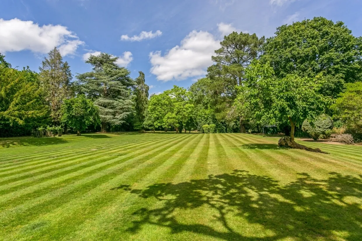 Hollybush Hill Stoke Poges SL2 photo 25