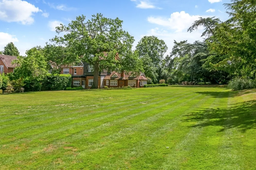 Hollybush Hill Stoke Poges SL2 photo 26