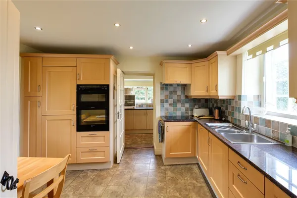 The Crescent, Compton Pauncefoot, BA22 photo 8