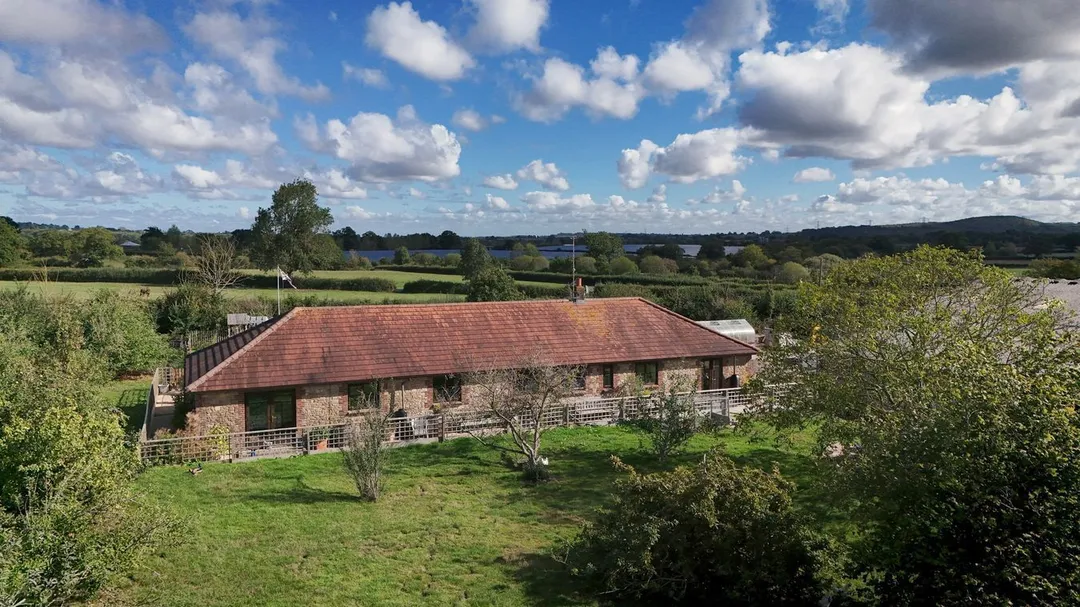 https://mr0.homeflow-assets.co.uk/files/photo/image/48311/4418/_x_/59402000.jpg