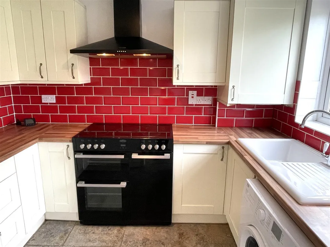 https://mr0.homeflow-assets.co.uk/files/photo/image/48312/0445/_x_/C4Gb2xMLrE6RF4bo7oic1w.jpg