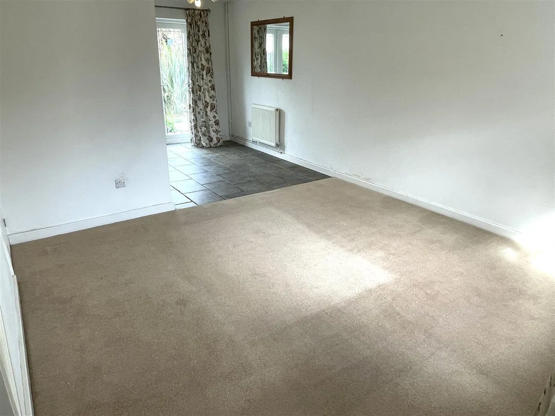 https://mr0.homeflow-assets.co.uk/files/photo/image/48312/0450/_x_/FNq4TCL3uk6BbNShQSJGCQ.jpg