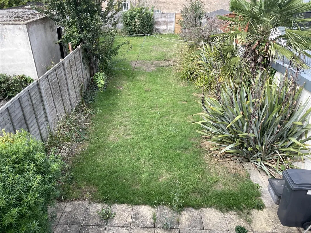 https://mr0.homeflow-assets.co.uk/files/photo/image/48312/0456/_x_/0C3EdYiikk6DyBFt6PPptQ.jpg
