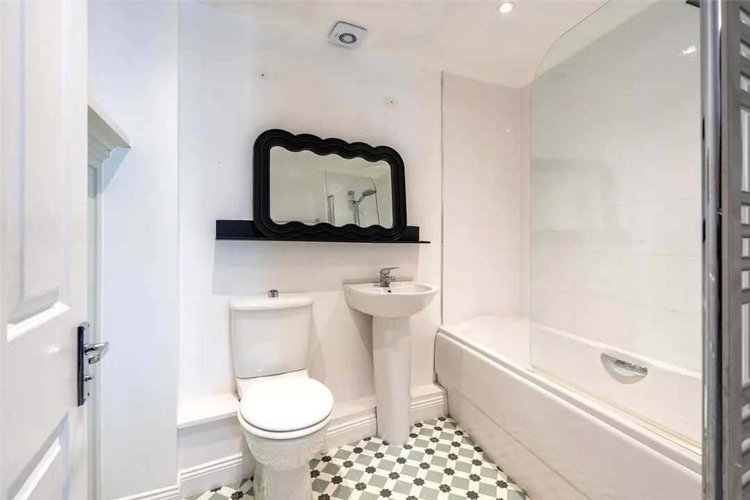 https://mr0.homeflow-assets.co.uk/files/photo/image/48313/7711/_x_/PAT250345_03.jpg