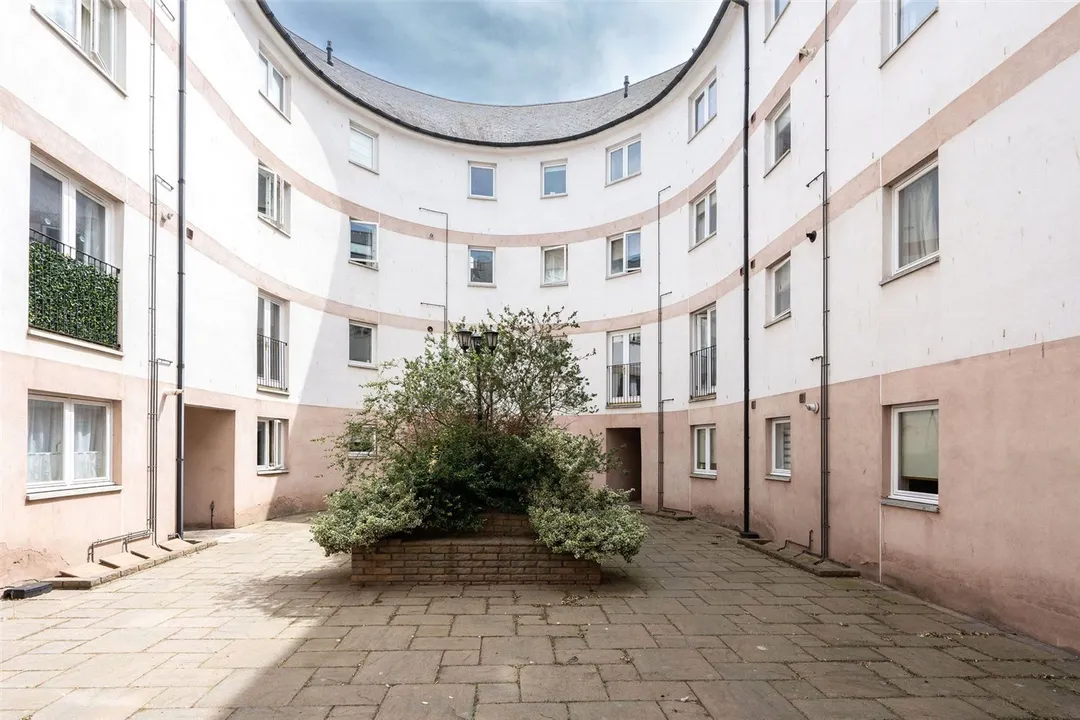 https://mr0.homeflow-assets.co.uk/files/photo/image/48313/7722/_x_/PAT250345_19.jpg