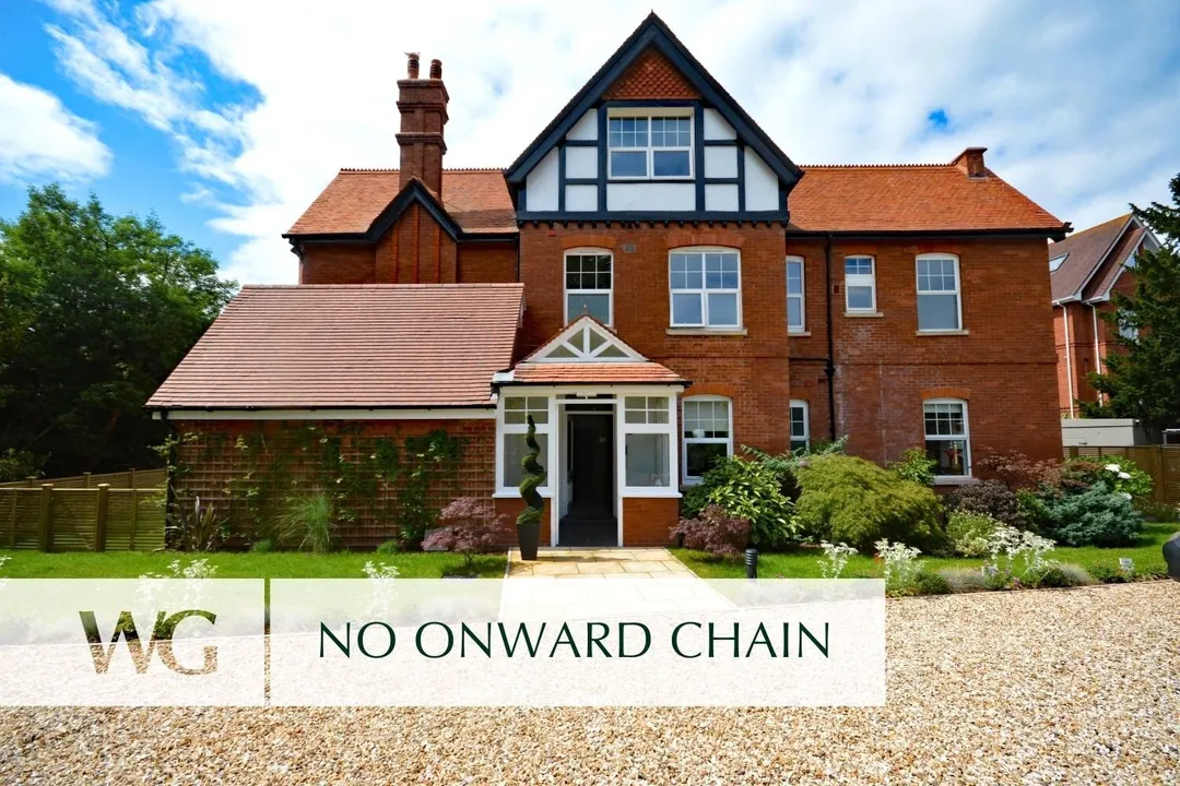https://mr0.homeflow-assets.co.uk/files/photo/image/48315/6174/_x_/SOU260114_16.jpg