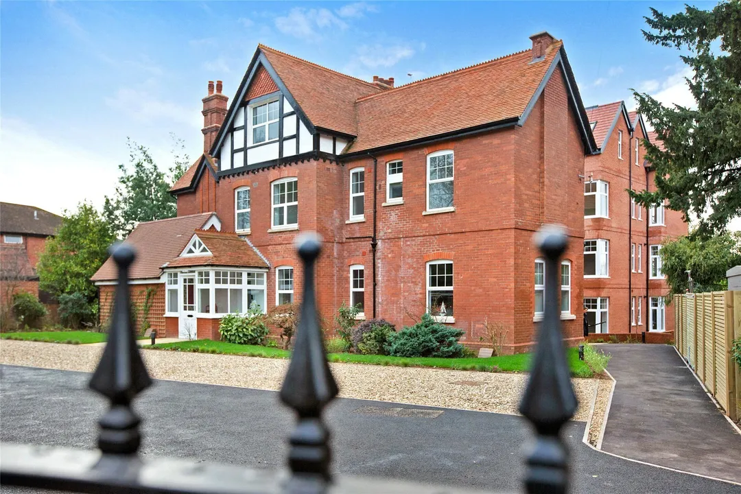 https://mr0.homeflow-assets.co.uk/files/photo/image/48315/6210/_x_/SOU260114_01.jpg