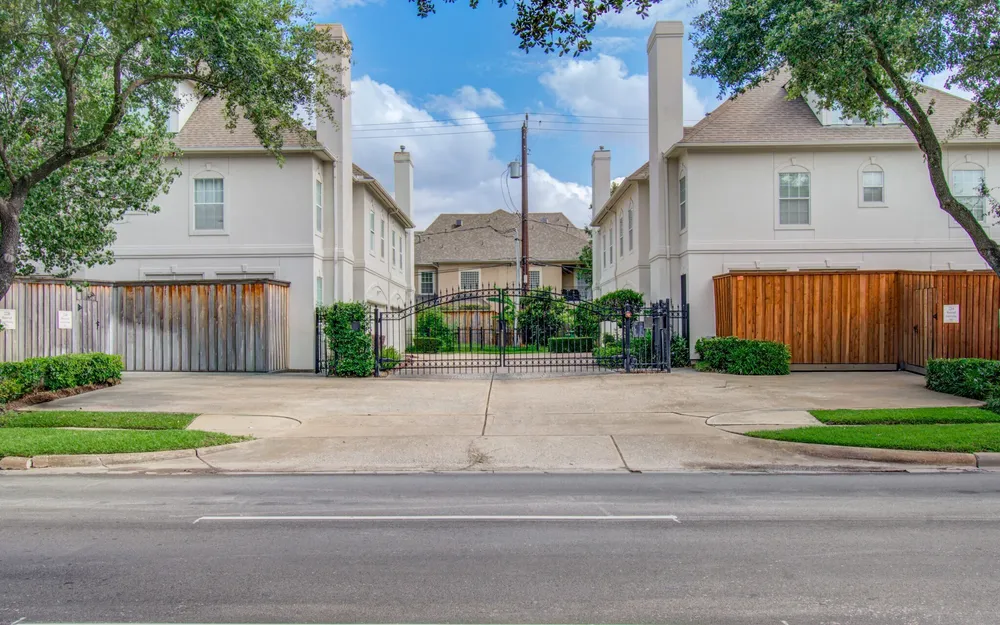 2214 W Holcombe Blvd, Houston, TX 77030