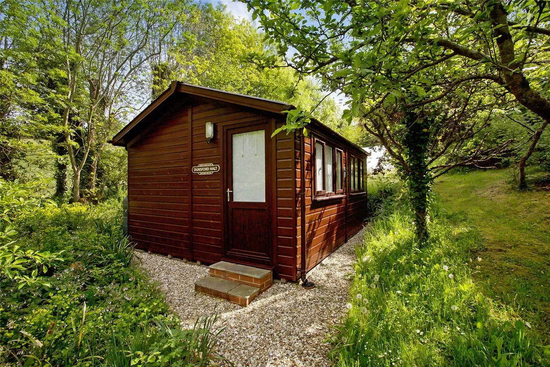 https://mr0.homeflow-assets.co.uk/files/photo/image/48317/4301/_x_/SOU260384_55.jpg