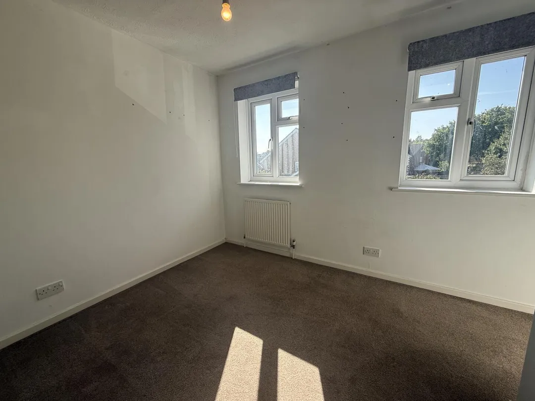 https://mr0.homeflow-assets.co.uk/files/photo/image/48318/1288/_x_/yAlh9Sdi3EaqovyG92snUg.jpg