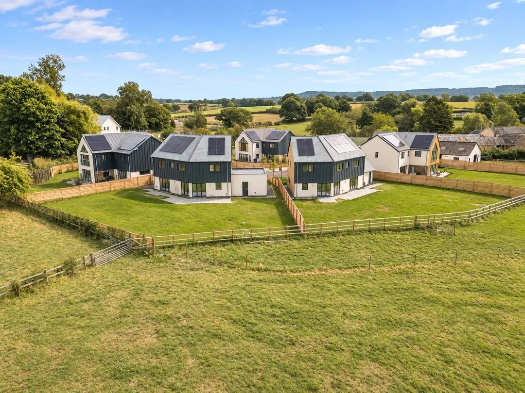 https://mr0.homeflow-assets.co.uk/files/photo/image/48319/0106/_x_/NEW250248_36.jpg