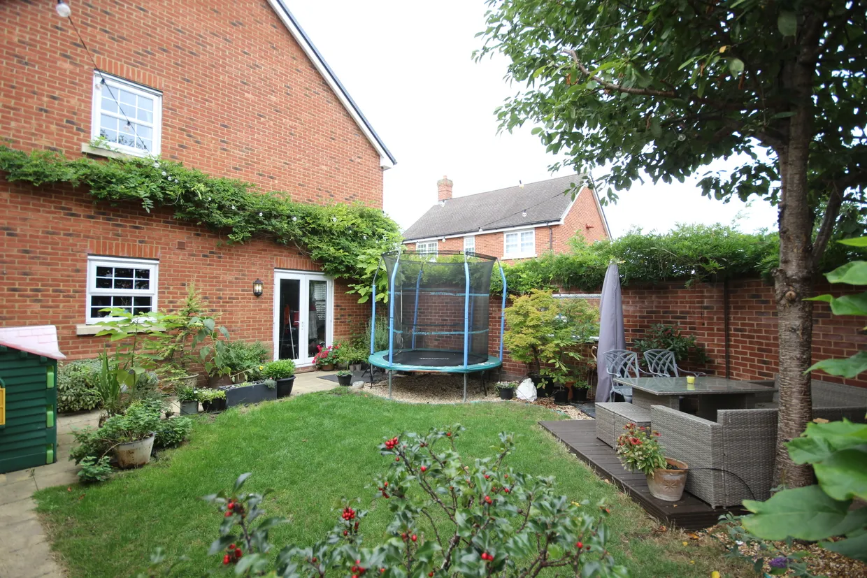 Runnymede Drive, Odiham, RG29 photo 4
