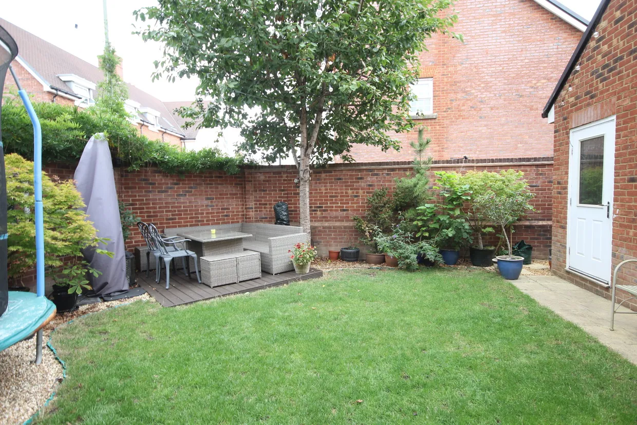 Runnymede Drive, Odiham, RG29 photo 12