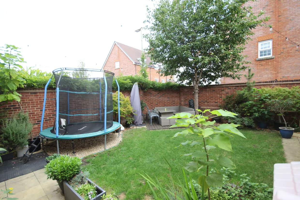 Runnymede Drive, Odiham, RG29 photo 13