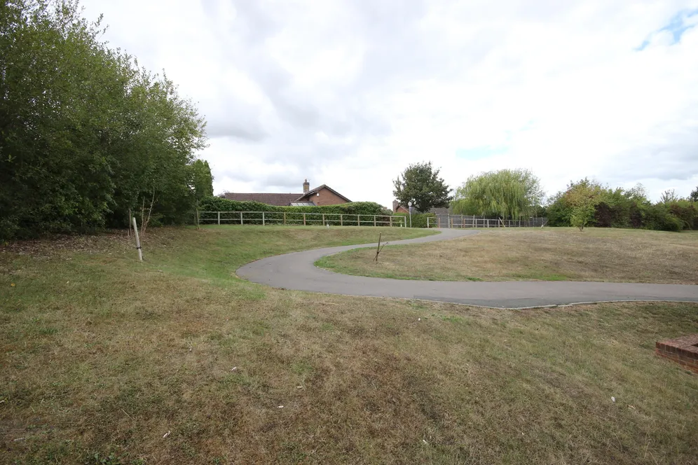 Runnymede Drive, Odiham, RG29 photo 15