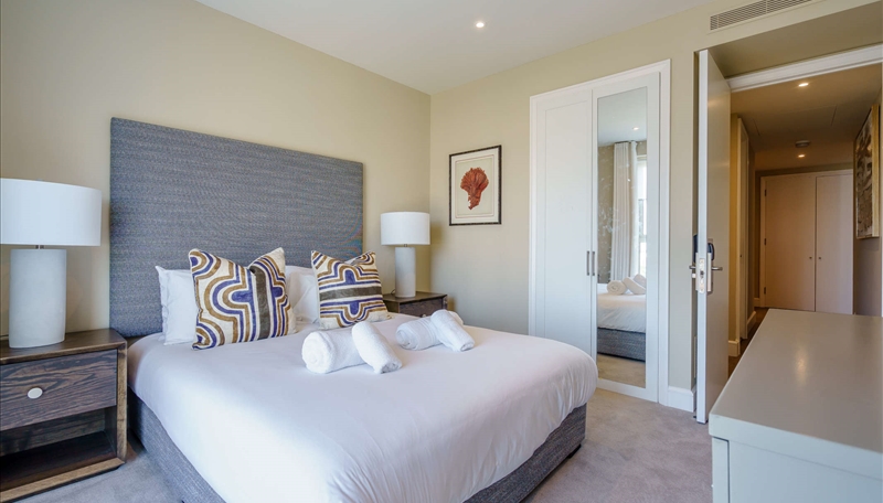 Two Bedroom Apartment To Let with Private Balcony in Westferry Circus Image 2