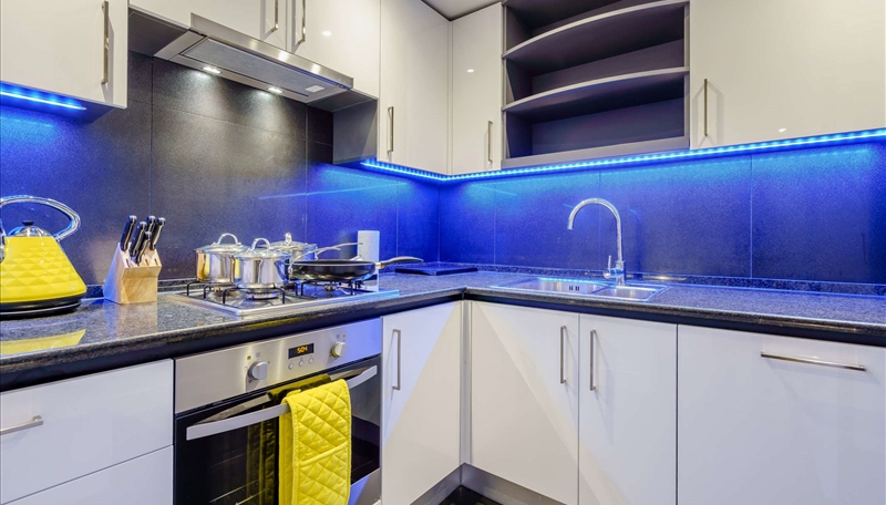 Two Bedroom Apartment To Let with Private Balcony in Westferry Circus Image 5