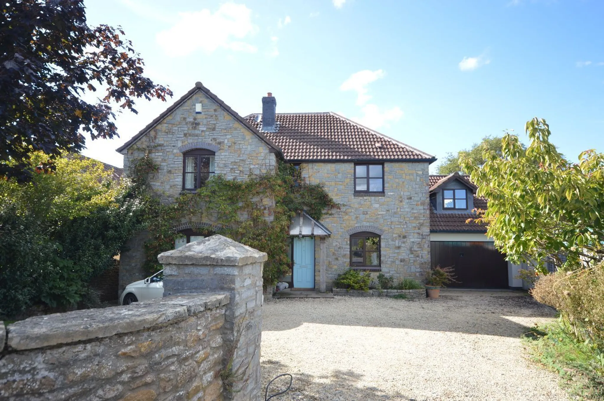 https://mr0.homeflow-assets.co.uk/files/photo/image/48341/3415/_x_/59443055.jpg