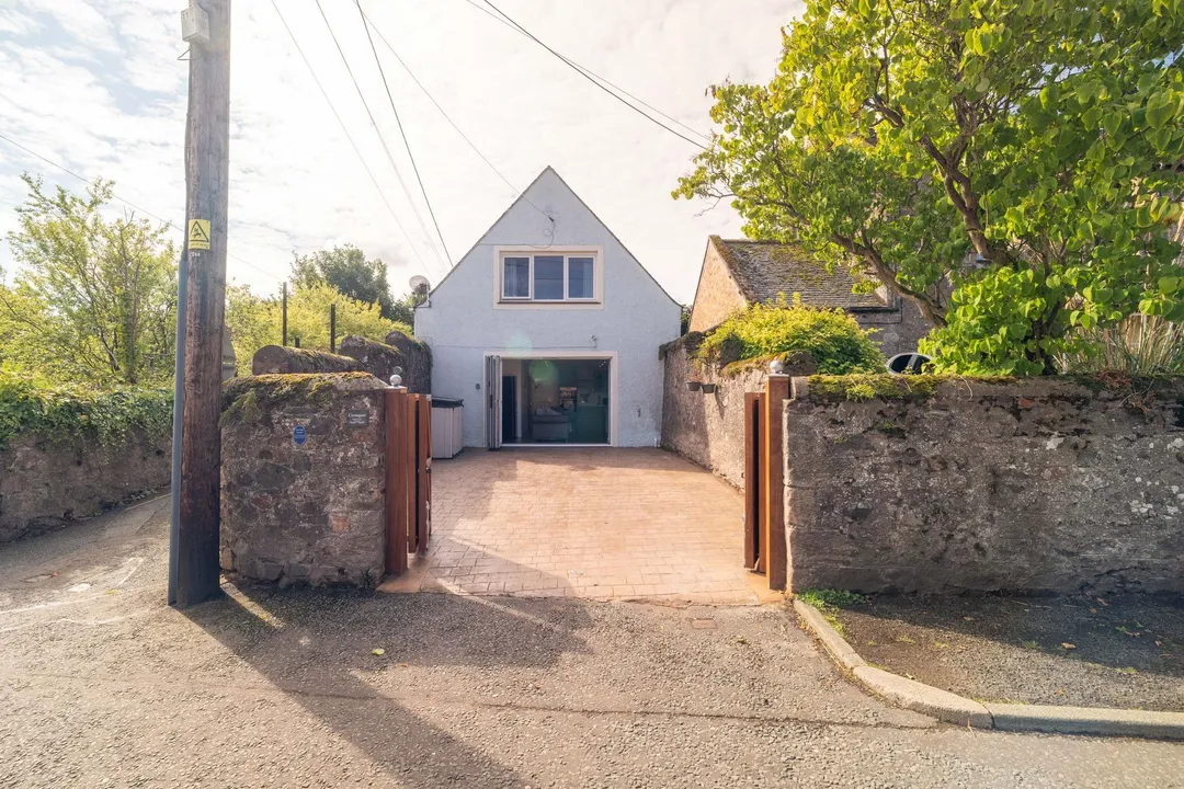 https://mr0.homeflow-assets.co.uk/files/photo/image/48346/5302/_x_/003A2709-48.jpg