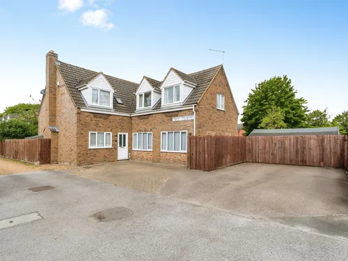 Walnut Tree Walk, Wimblington, Marchphoto