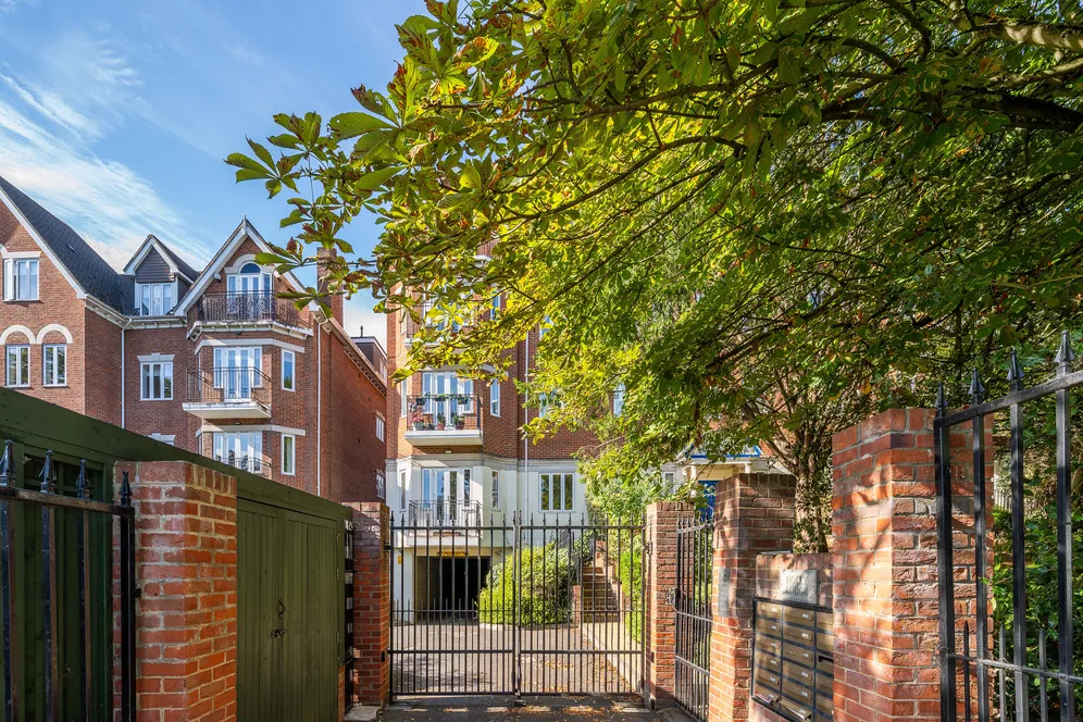 Wimbledon Hill Road, London, SW19 photo 25