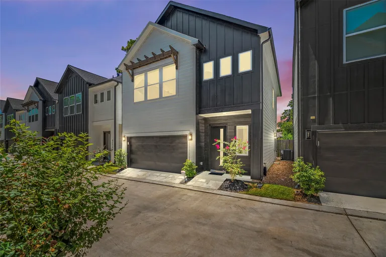 869 Mansfield St, Houston, TX 77091