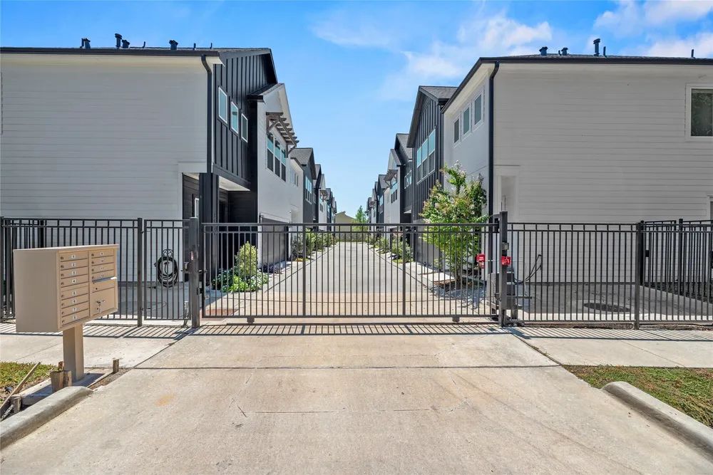 869 Mansfield St, Houston, TX 77091