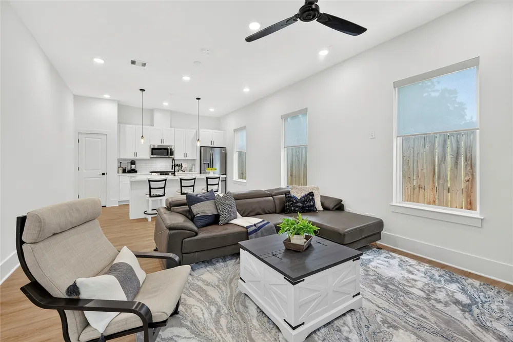 869 Mansfield St, Houston, TX 77091