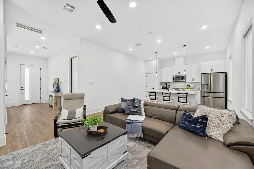 869 Mansfield St, Houston, TX 77091