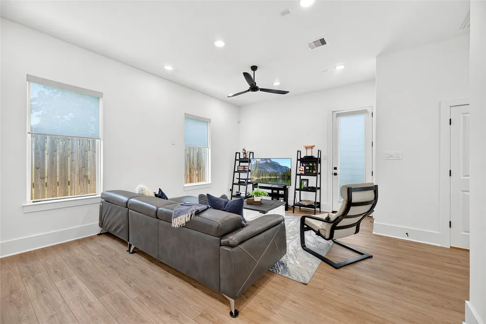 869 Mansfield St, Houston, TX 77091