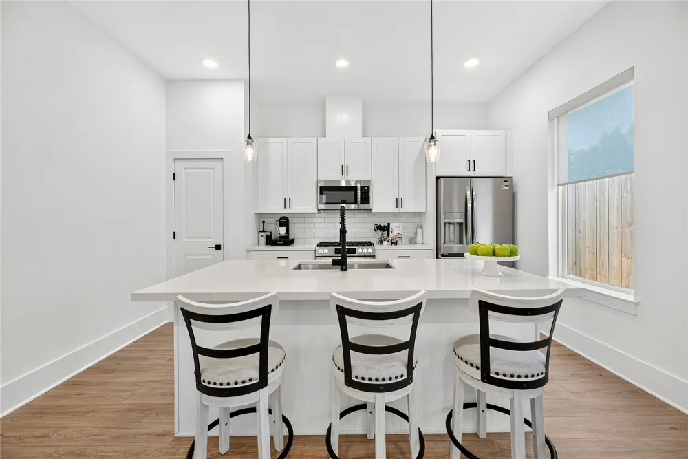 869 Mansfield St, Houston, TX 77091