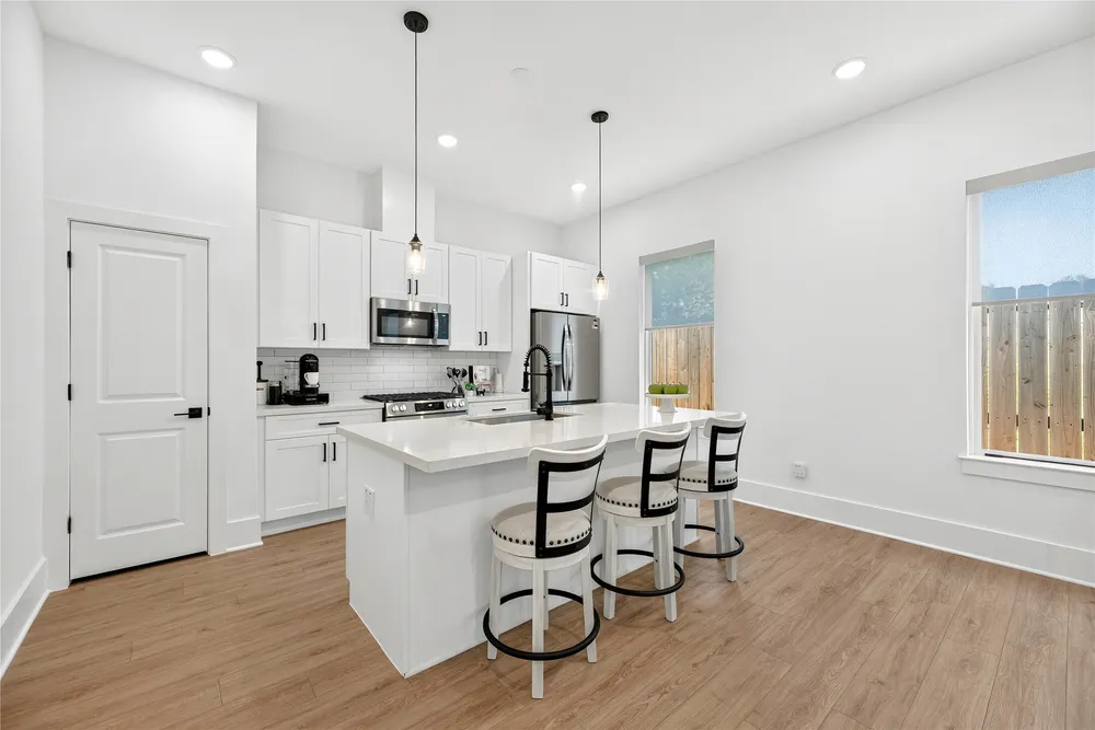 869 Mansfield St, Houston, TX 77091