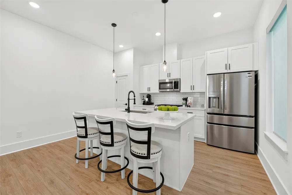 869 Mansfield St, Houston, TX 77091