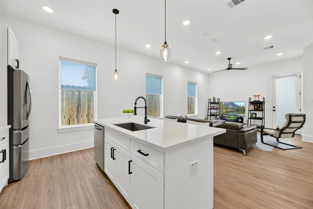 869 Mansfield St, Houston, TX 77091