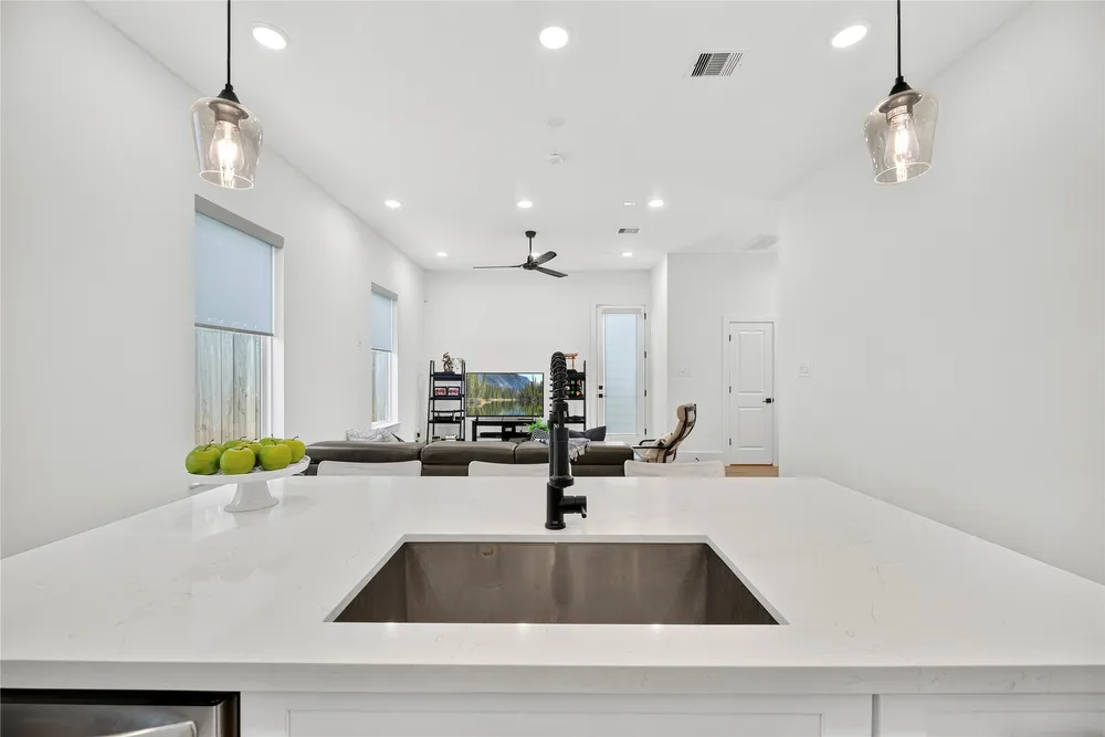 869 Mansfield St, Houston, TX 77091
