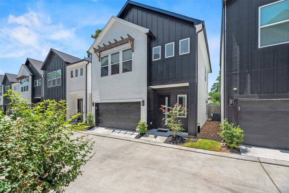 869 Mansfield St, Houston, TX 77091