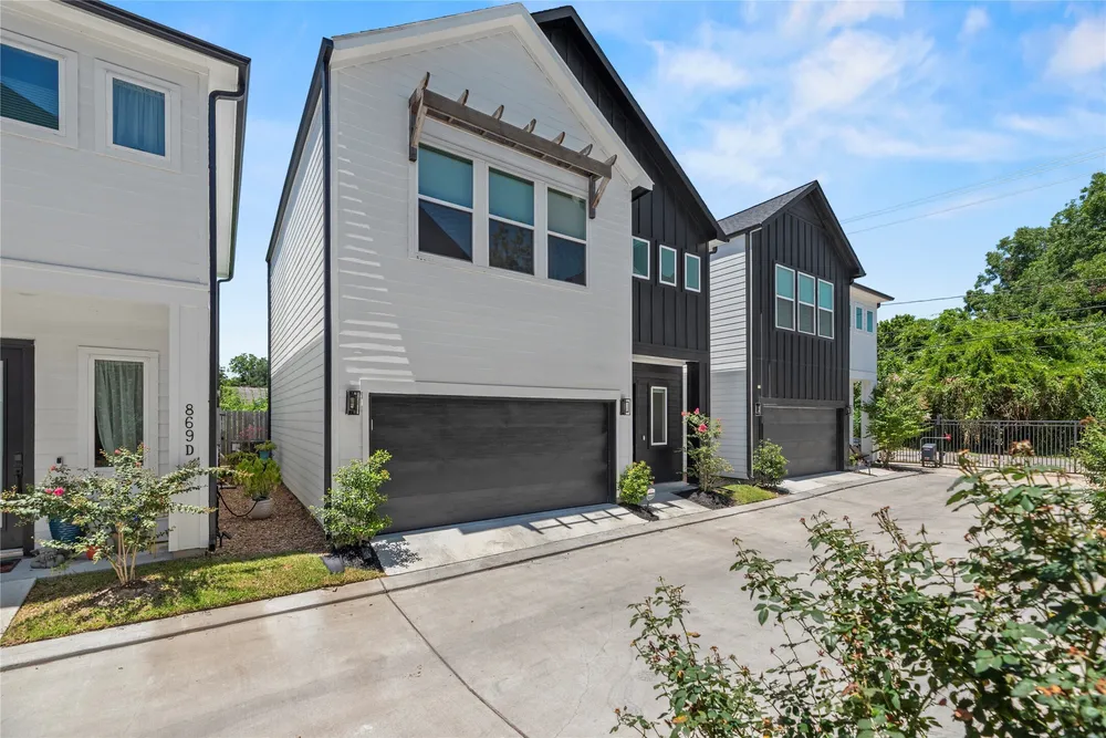869 Mansfield St, Houston, TX 77091