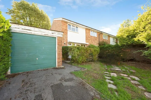 Knowle Crescent, Kingsclere, Newbury,...