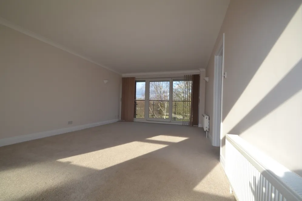 Grosvenor Drive Maidenhead SL6 photo 2