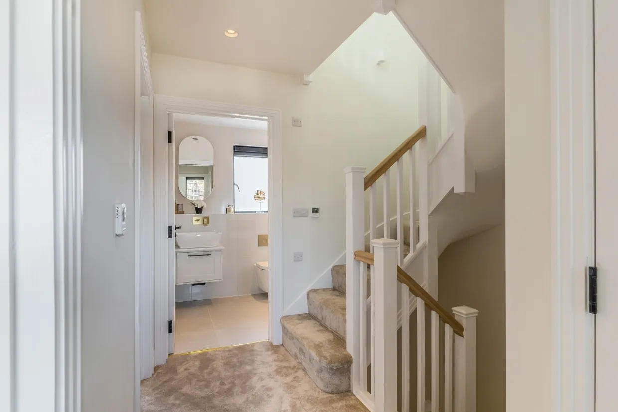 Medland Close Cranleigh GU6 photo 6