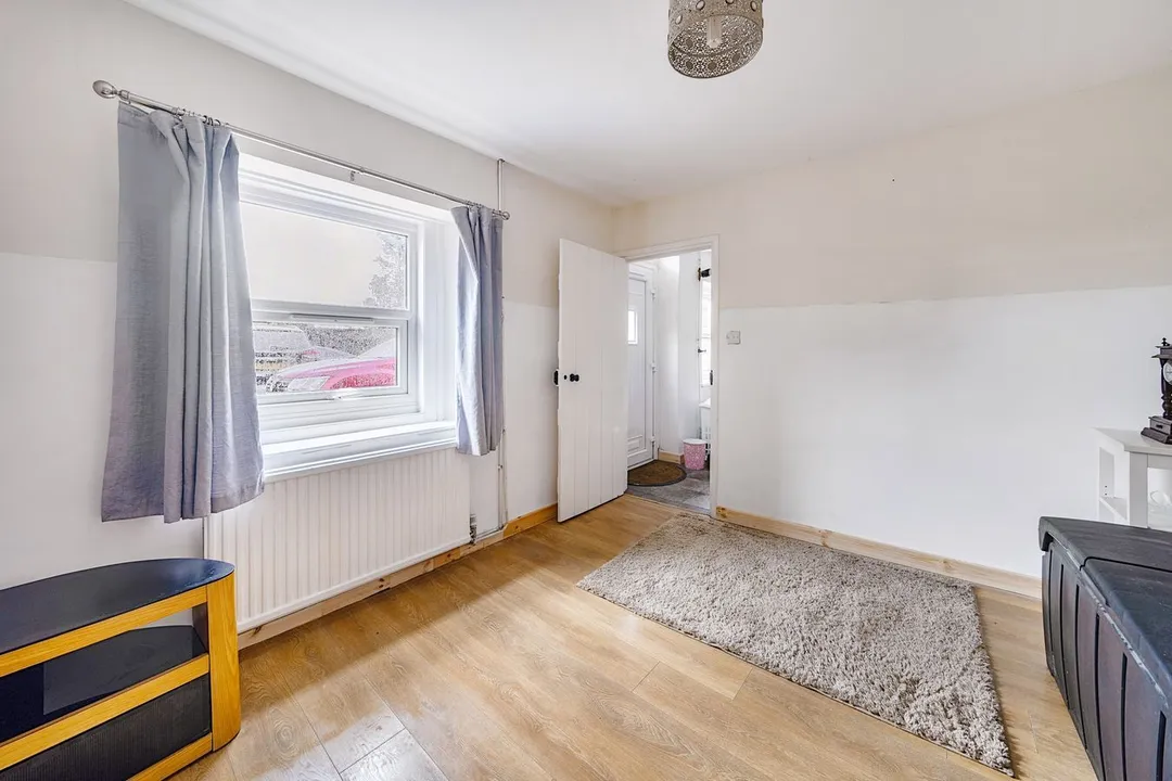 https://mr0.homeflow-assets.co.uk/files/photo/image/48365/6773/_x_/53352218.jpg