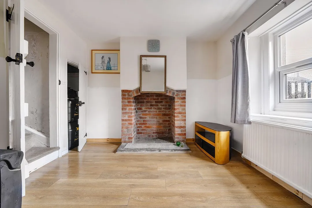 https://mr0.homeflow-assets.co.uk/files/photo/image/48365/6774/_x_/53351967.jpg