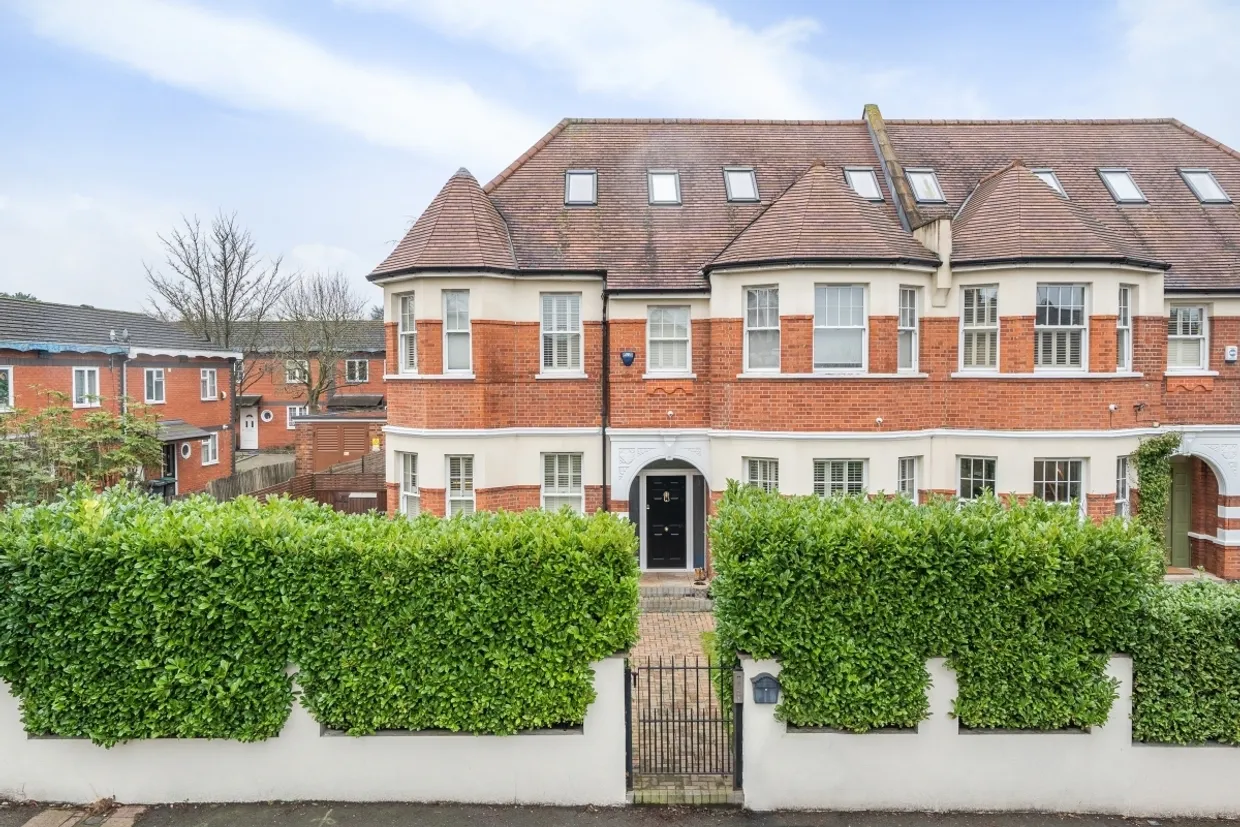 Coppetts Road London N10 photo 1