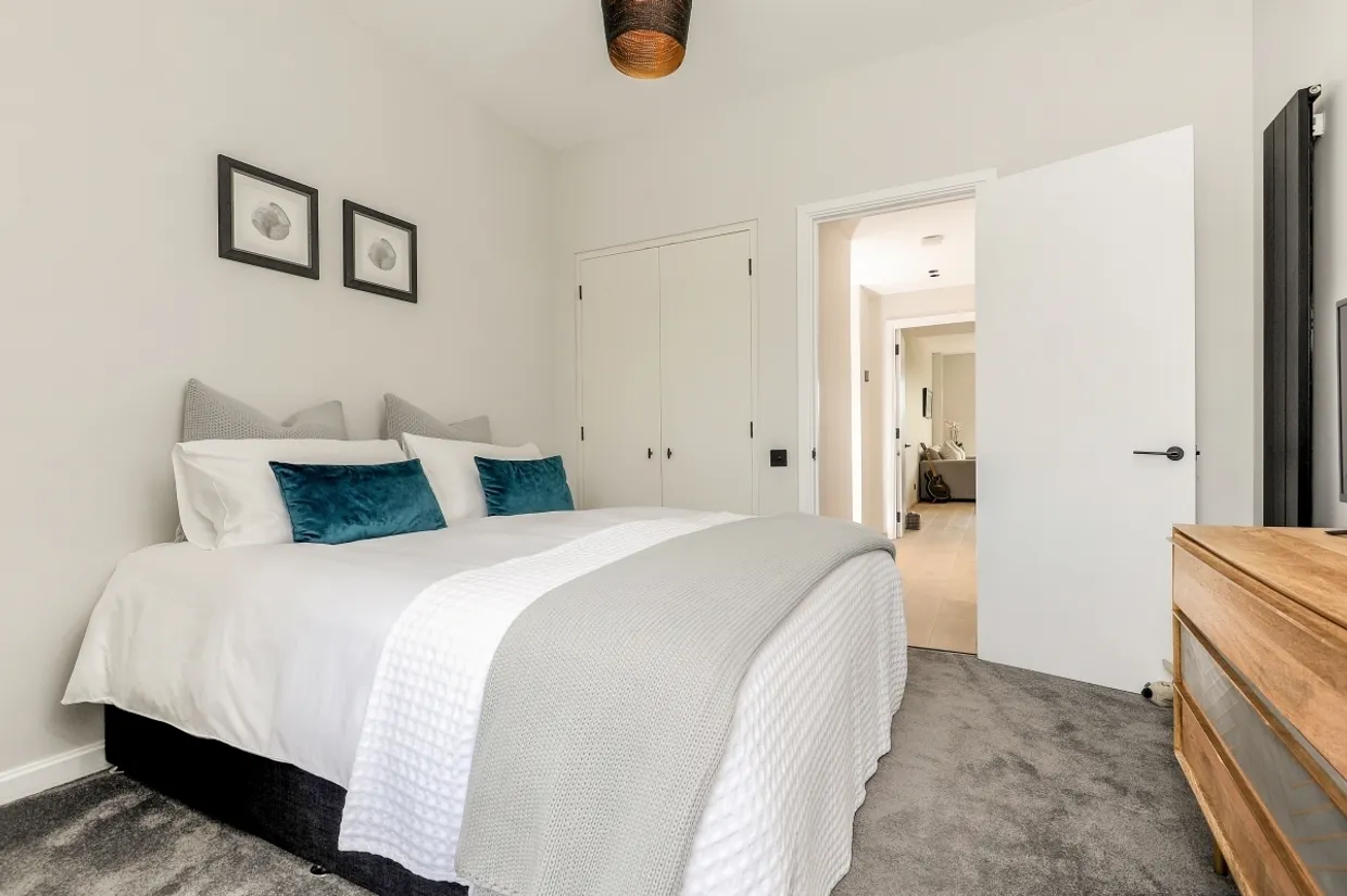 Kew Bridge Road Brentford TW8 photo 9