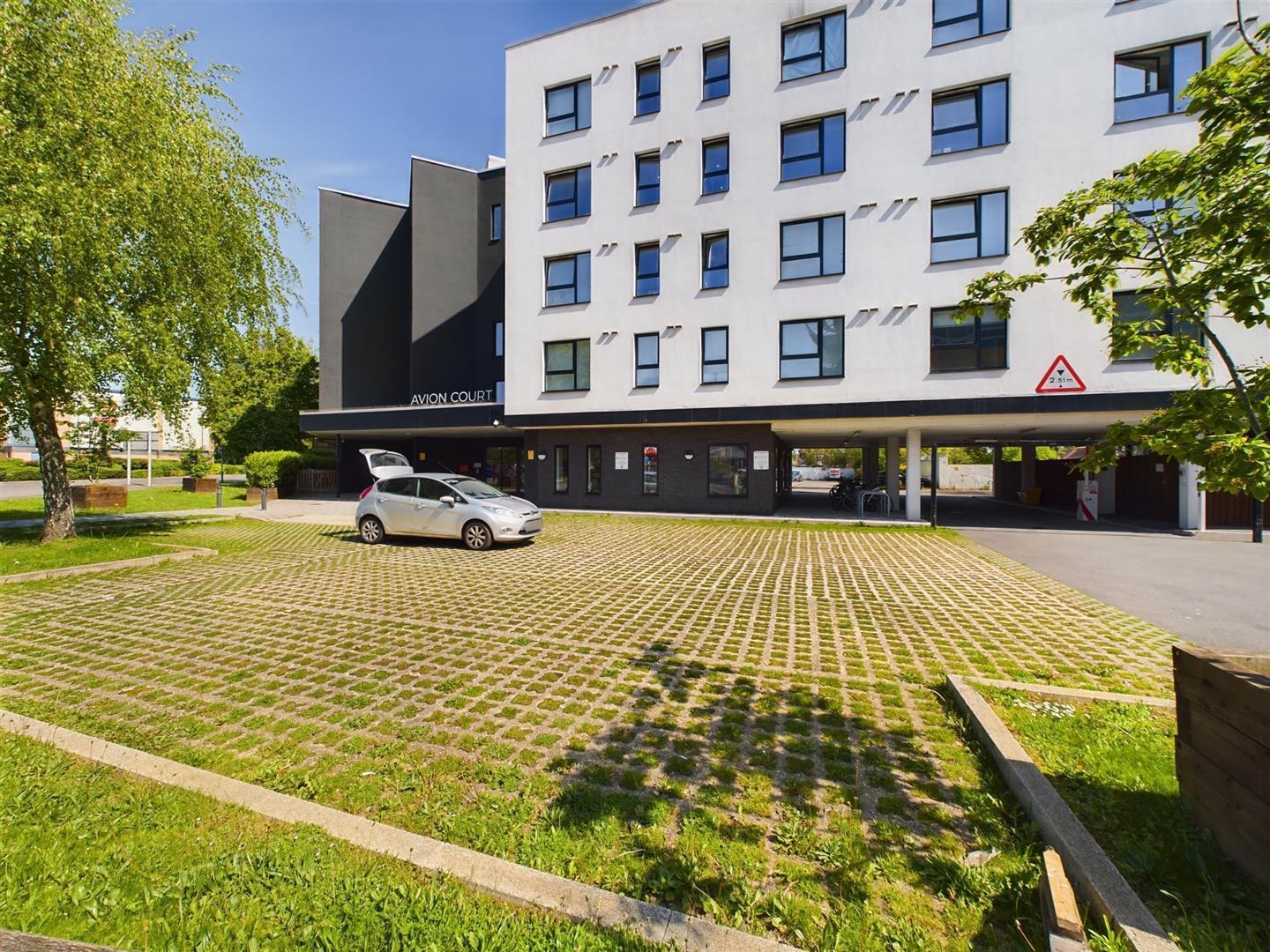 London Road, Crawley Image 8
