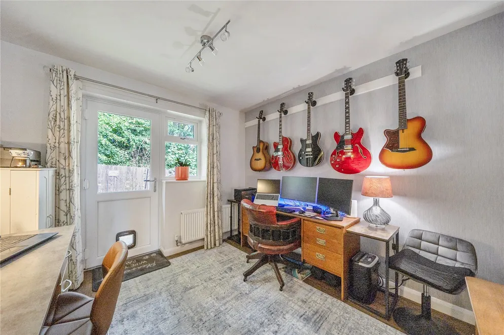 Property carousel item 6