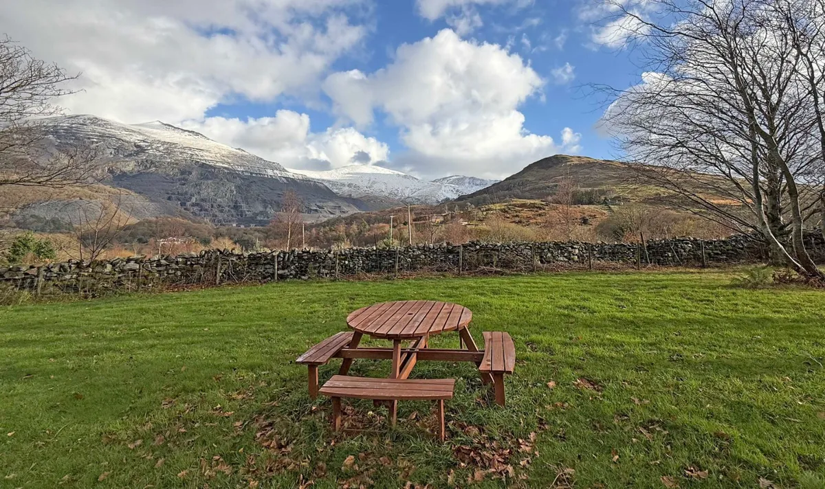 Mur Mawr, Llanberis, Caernarfon, Gwynedd, LL55