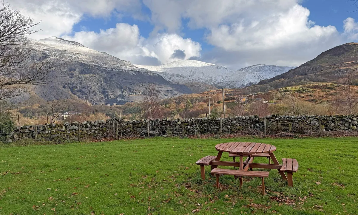 Mur Mawr, Llanberis, Caernarfon, Gwynedd, LL55