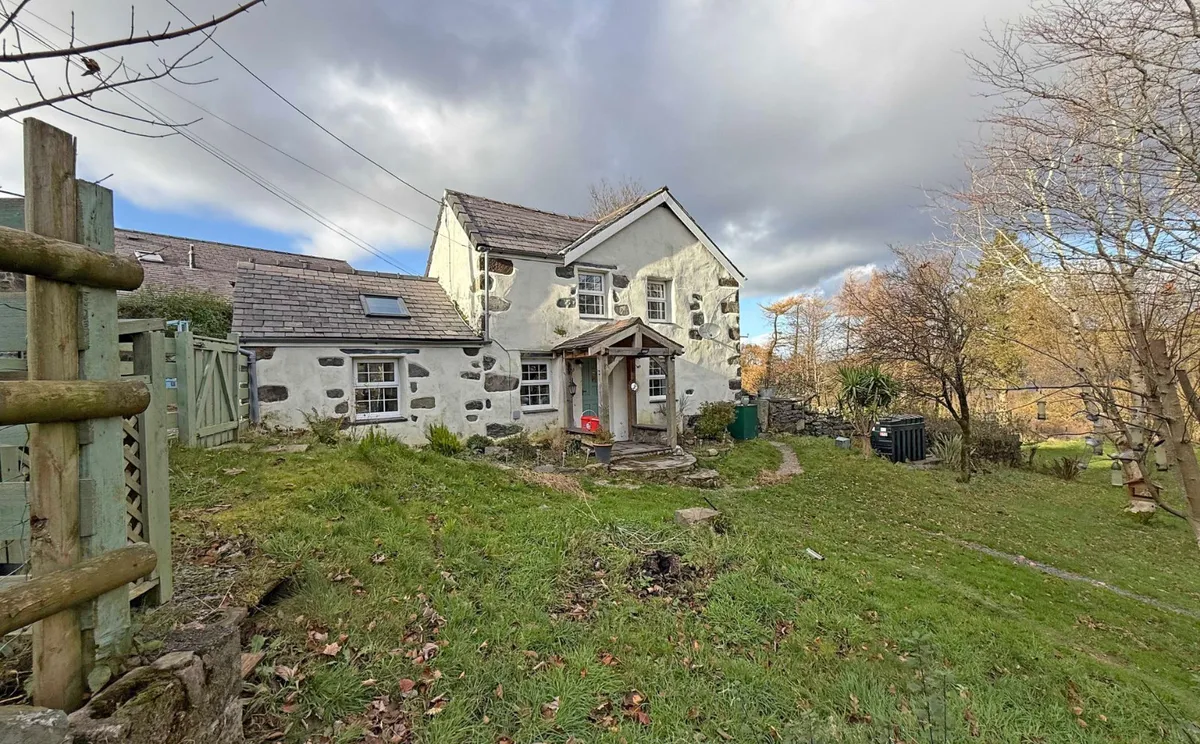 Mur Mawr, Llanberis, Caernarfon, Gwynedd, LL55